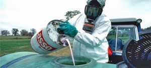 Ekinlere sıkılmak üzere hazırlanan Monsanto böcek ilacı