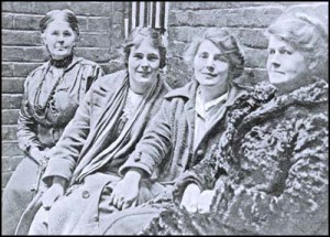 Left to right: Alice Wheeldon, her daughters Winnie Mason & Hettie Wheeldon and a prison guard